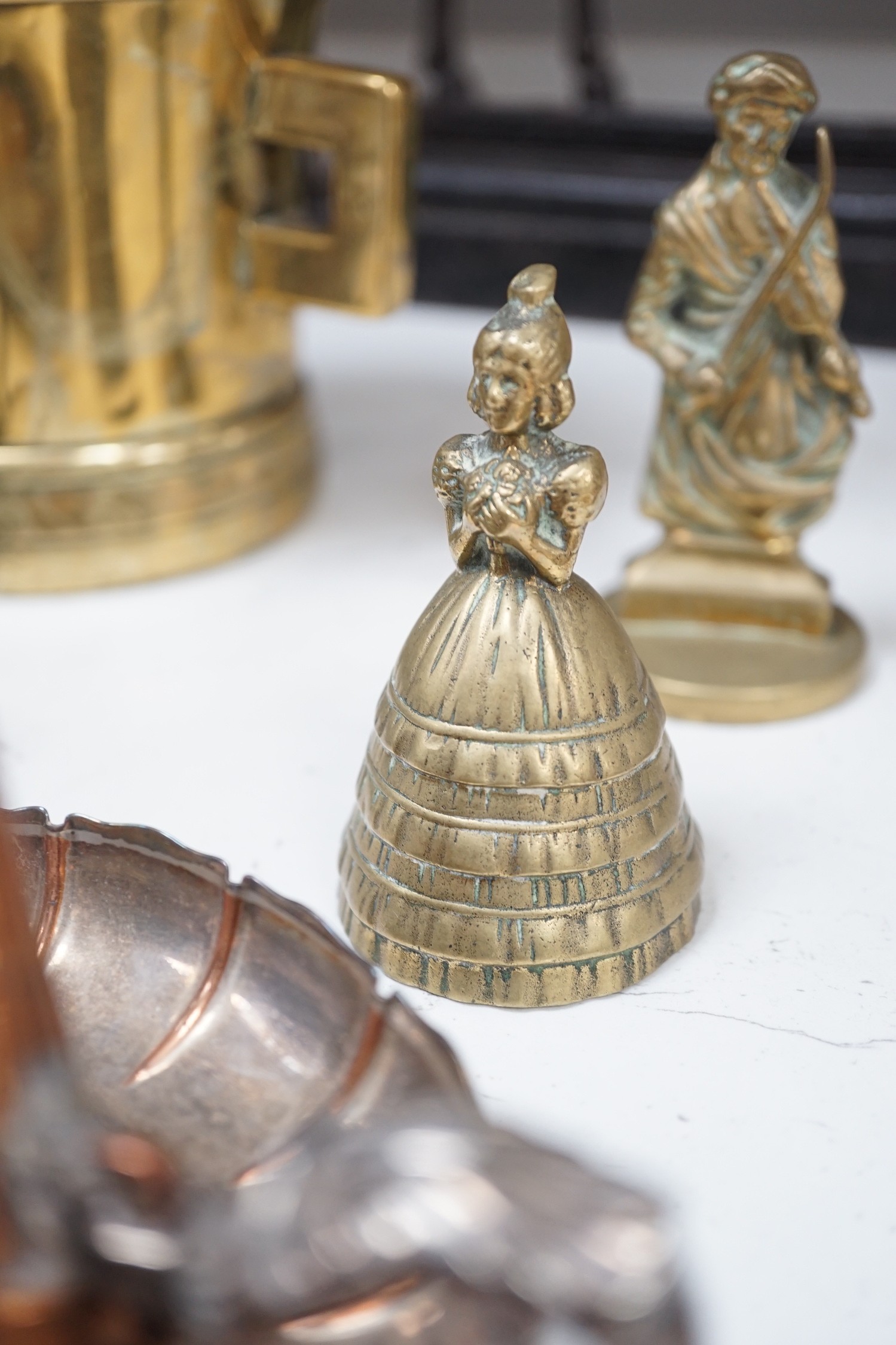 A large brass pestle and mortar and other metalware